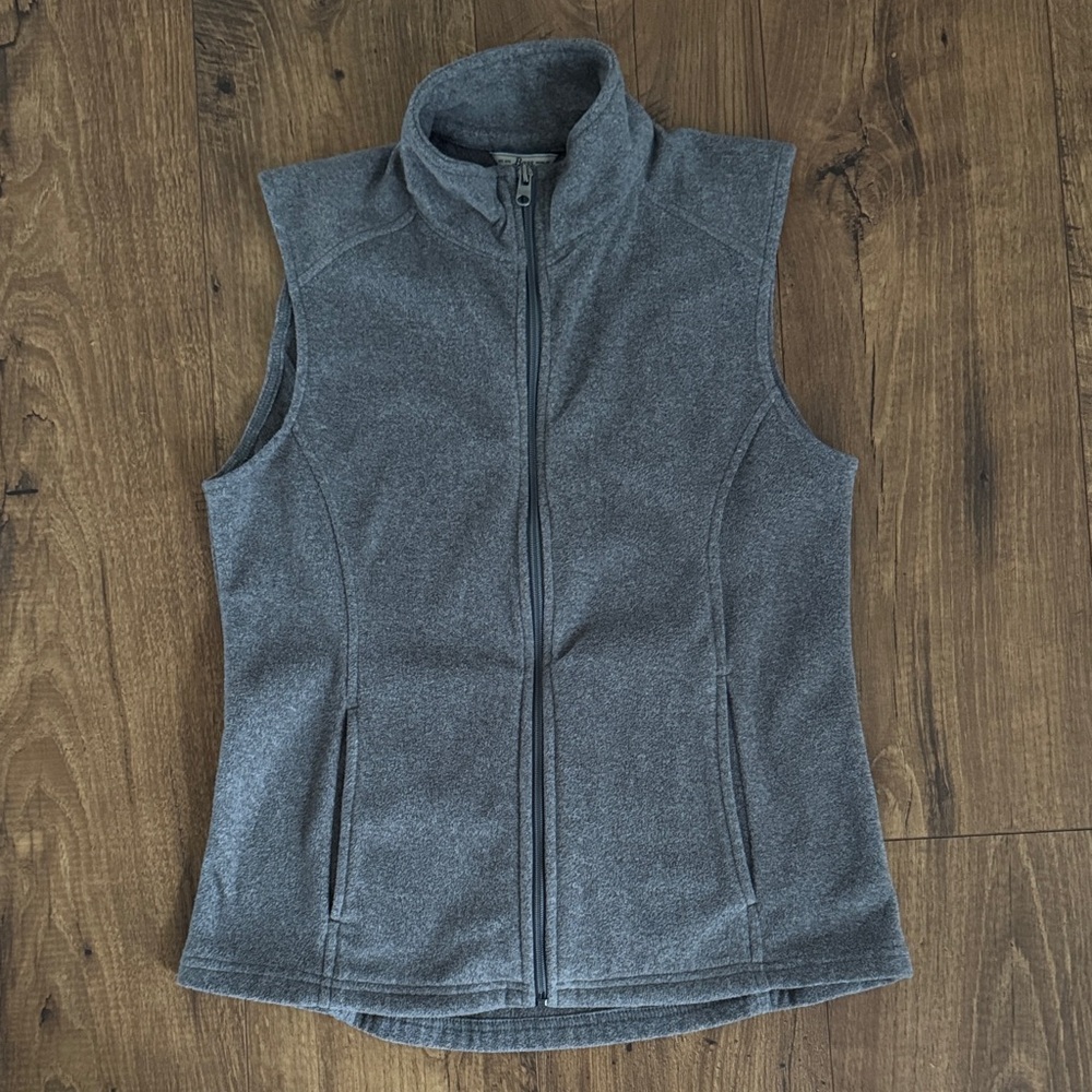 Bass women’s grey fleece vest, size small